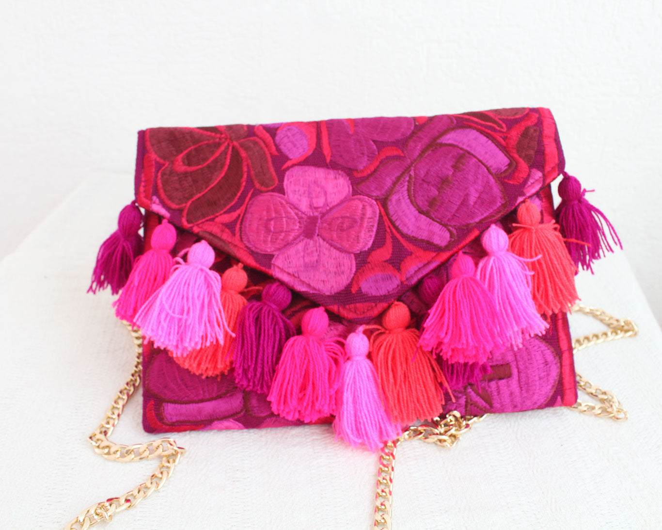 Clutch Bordado Rosa Fiusha Dorada