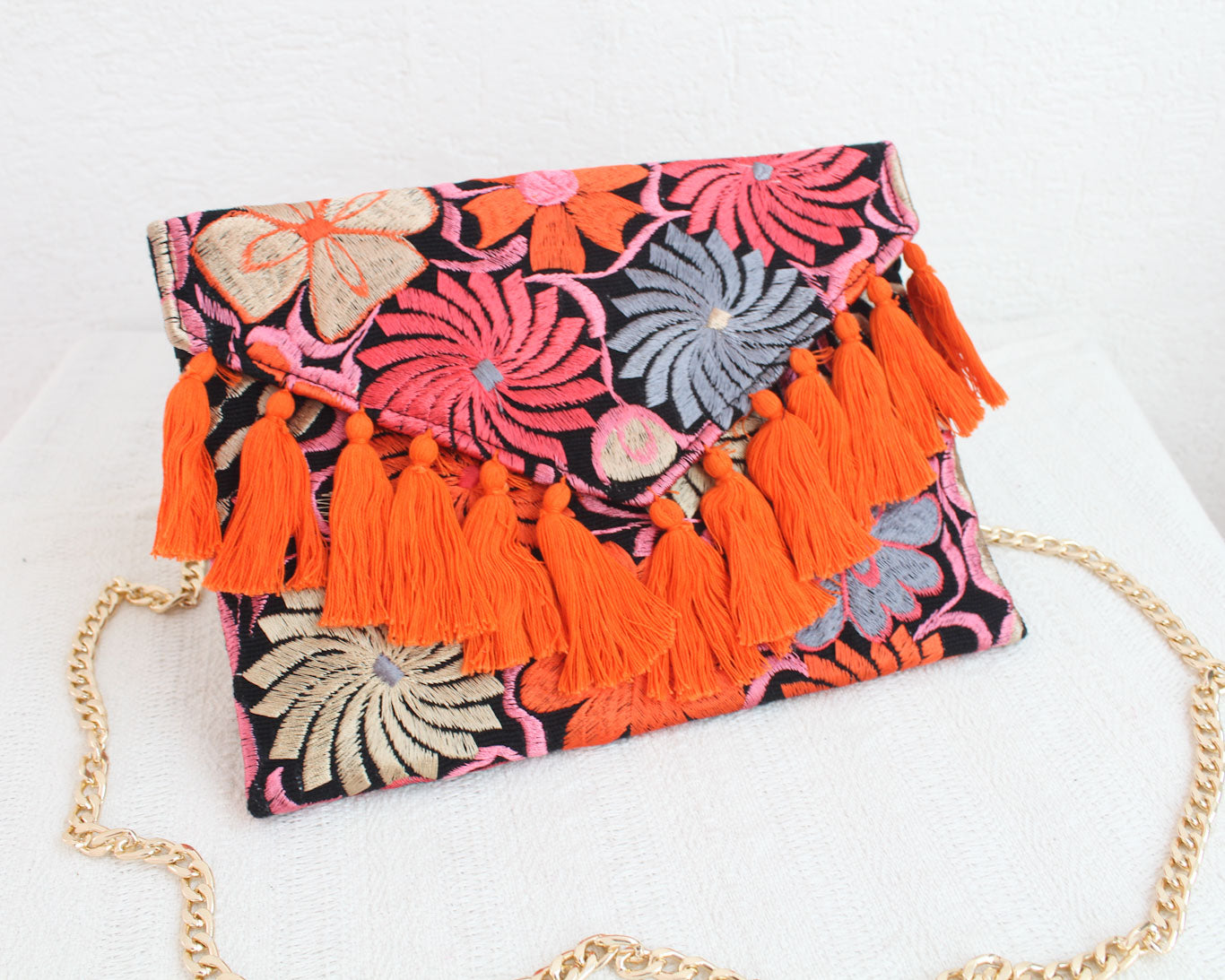 Clutch Bordado Negro Naranja Rosa