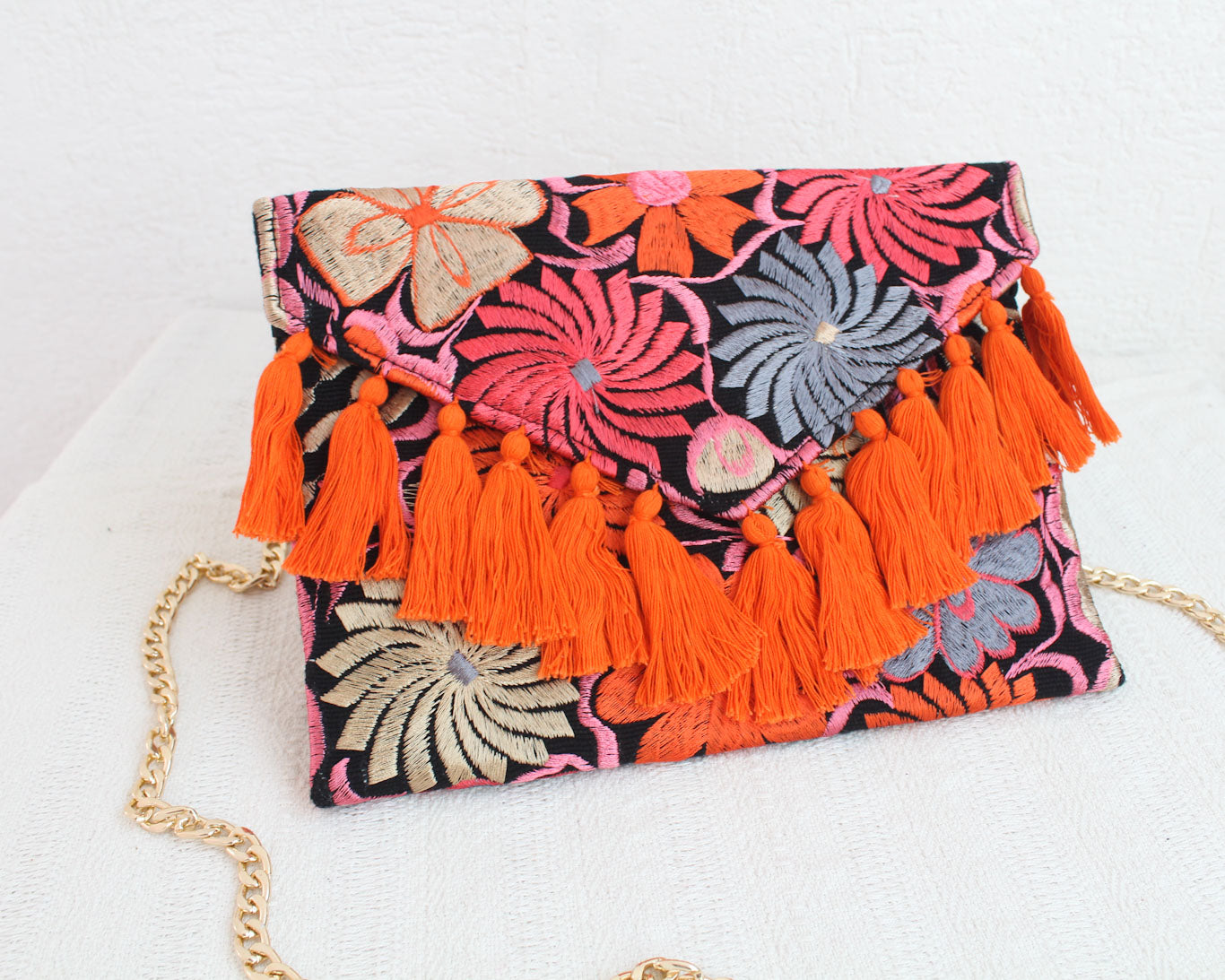 Clutch Bordado Negro Naranja Rosa