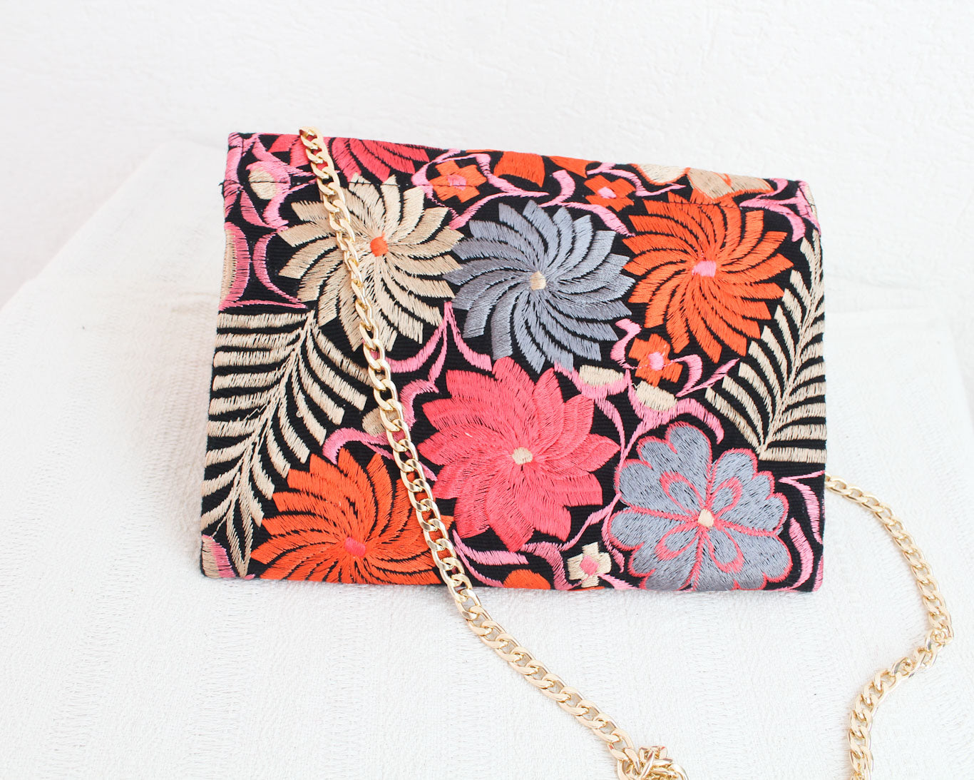 Clutch Bordado Negro Naranja Rosa