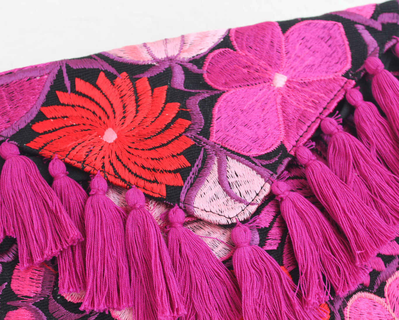 Clutch Bordado Negro Rosa Rojo