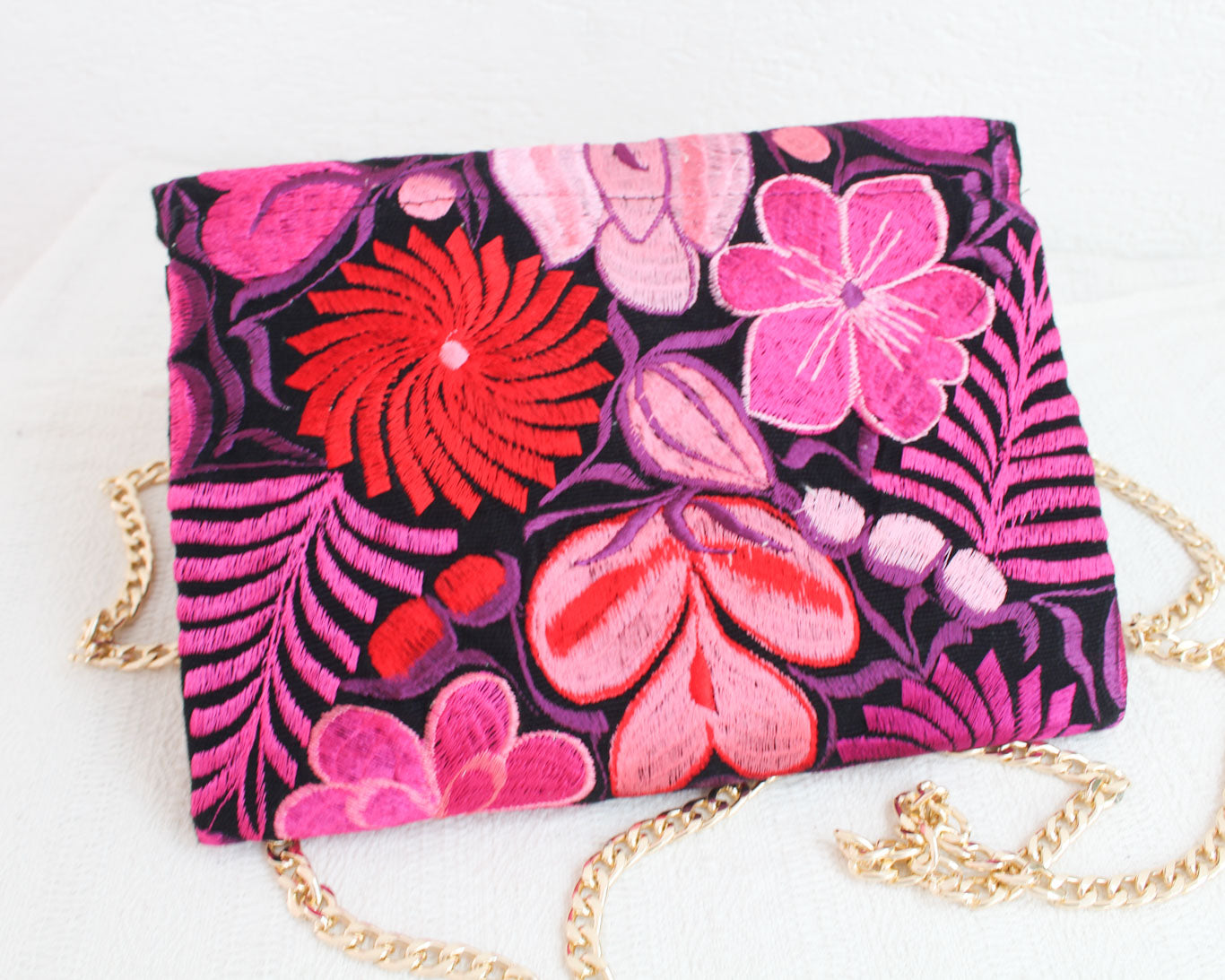 Clutch Bordado Negro Rosa Rojo