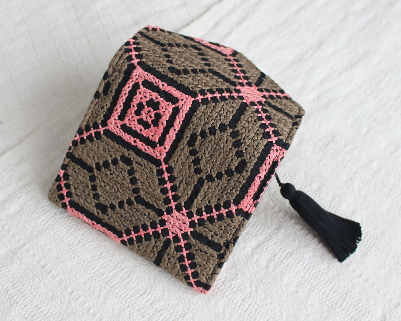 Cartera Punto de Cruz Café / Rosa