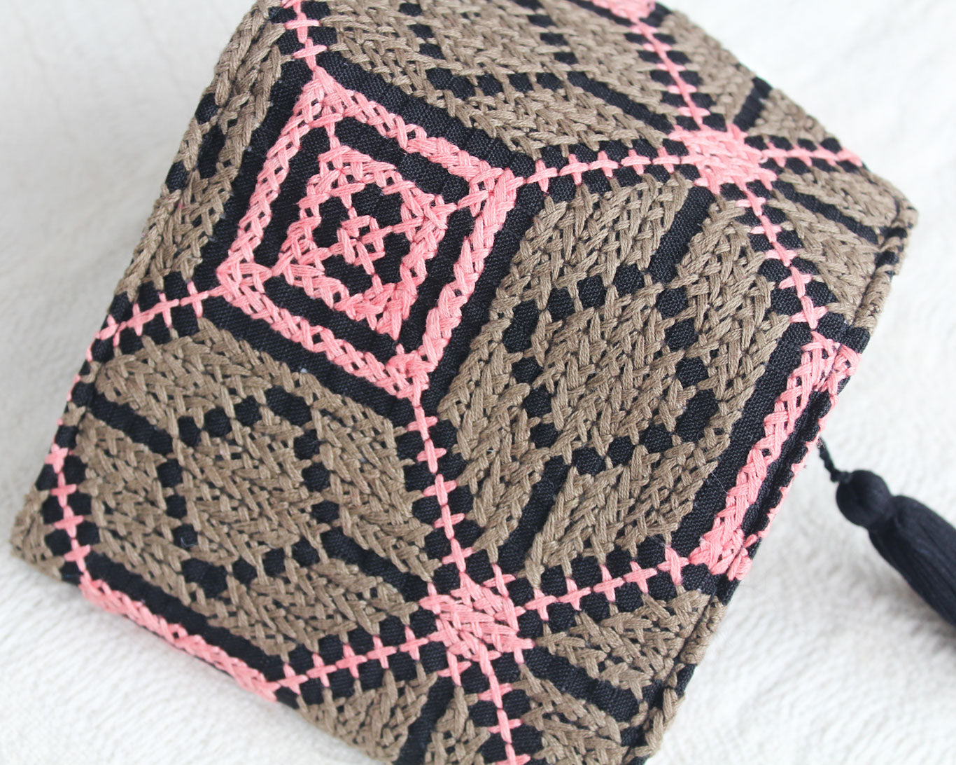 Cartera Punto de Cruz Café / Rosa