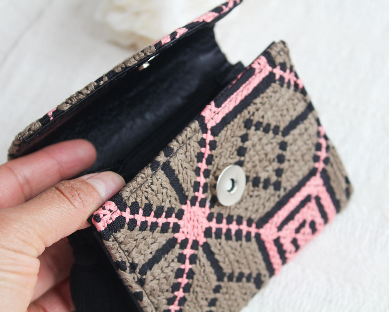 Cartera Punto de Cruz Café / Rosa