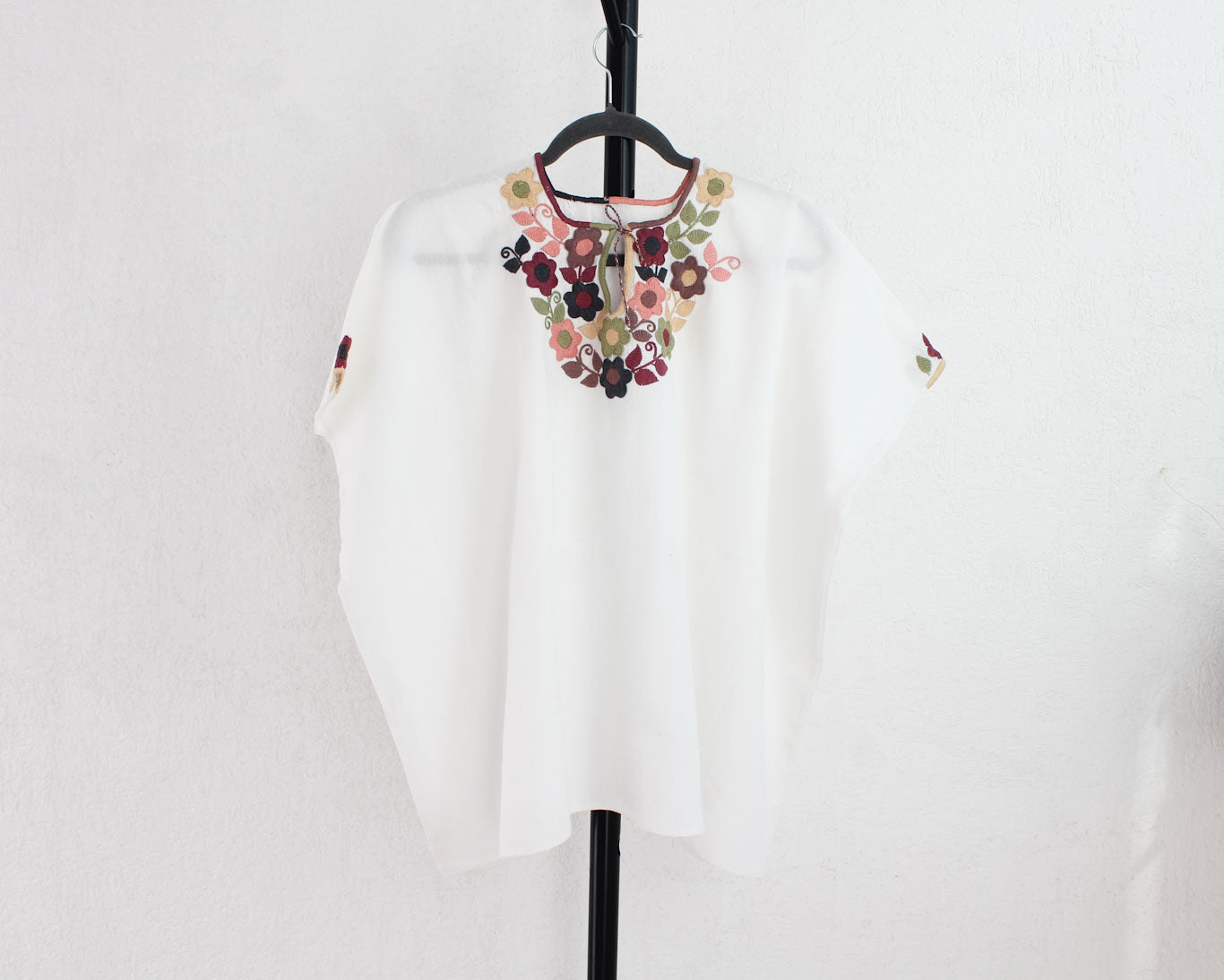Blusa Flores Blanca Bordada Rosa Menta XXL - XXXL