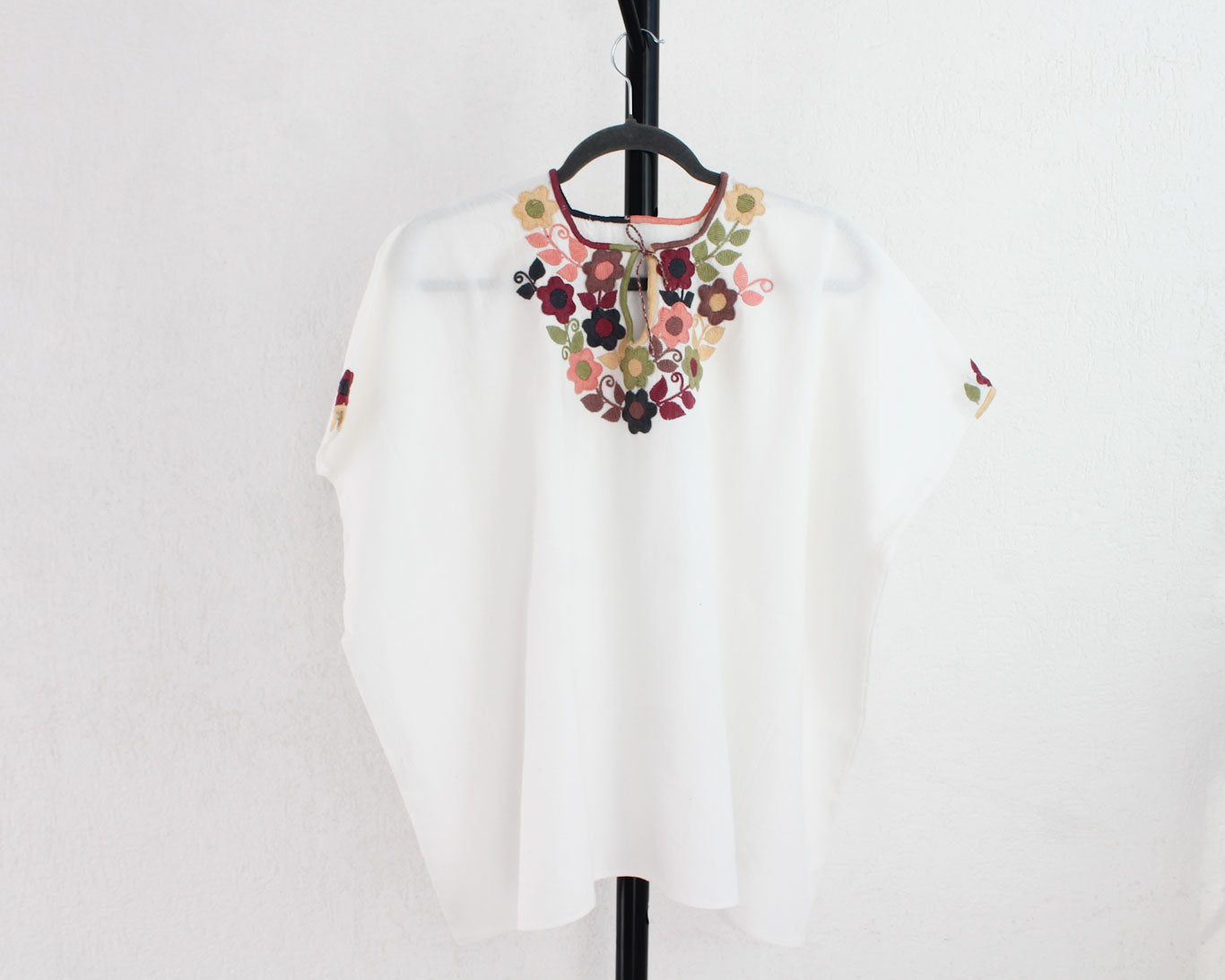 Blusa Flores Blanca Bordada Rosa Menta XXL - XXXL