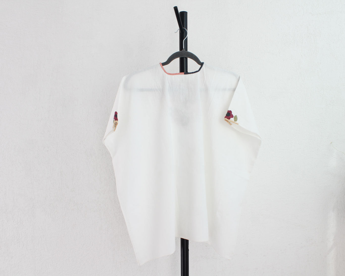 Blusa Flores Blanca Bordada Rosa Menta XXL - XXXL