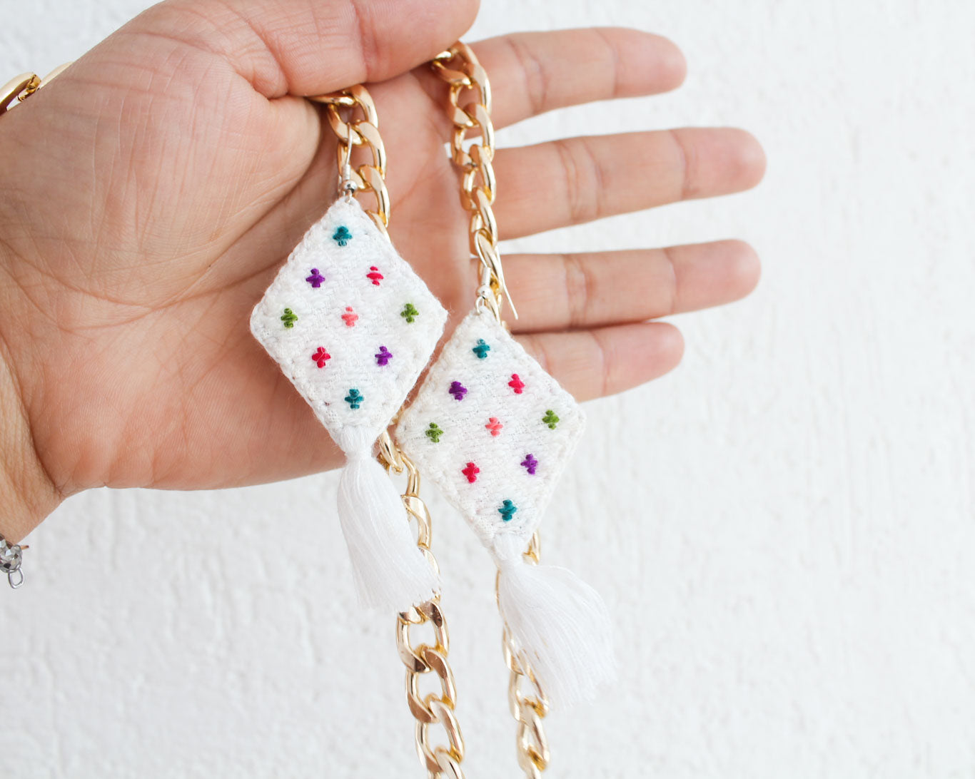 Aretes Cosmos Blanco Colores