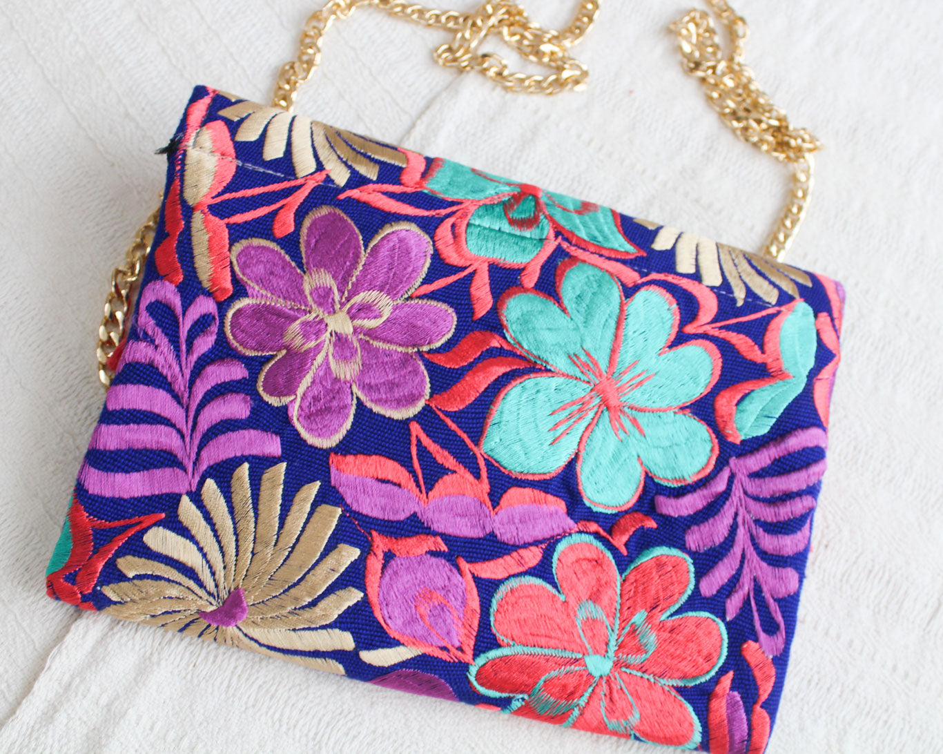 Clutch Bordado Azul Rosa Coral