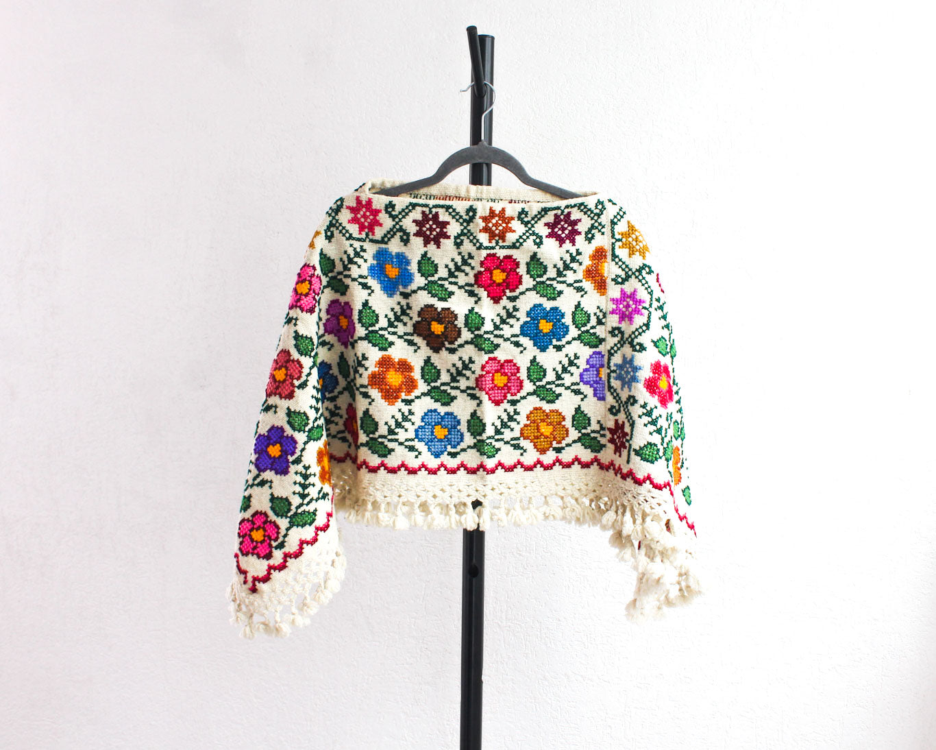 Mañanita Flores Beige Bordado Punto de Cruz