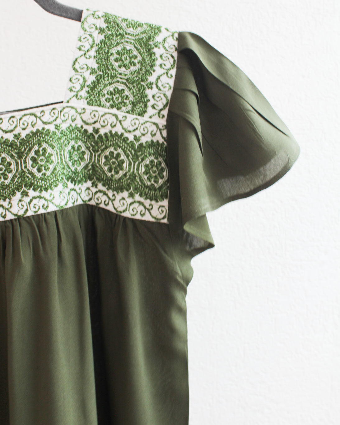 Vestido Tania Bordado Flores Verde Militar