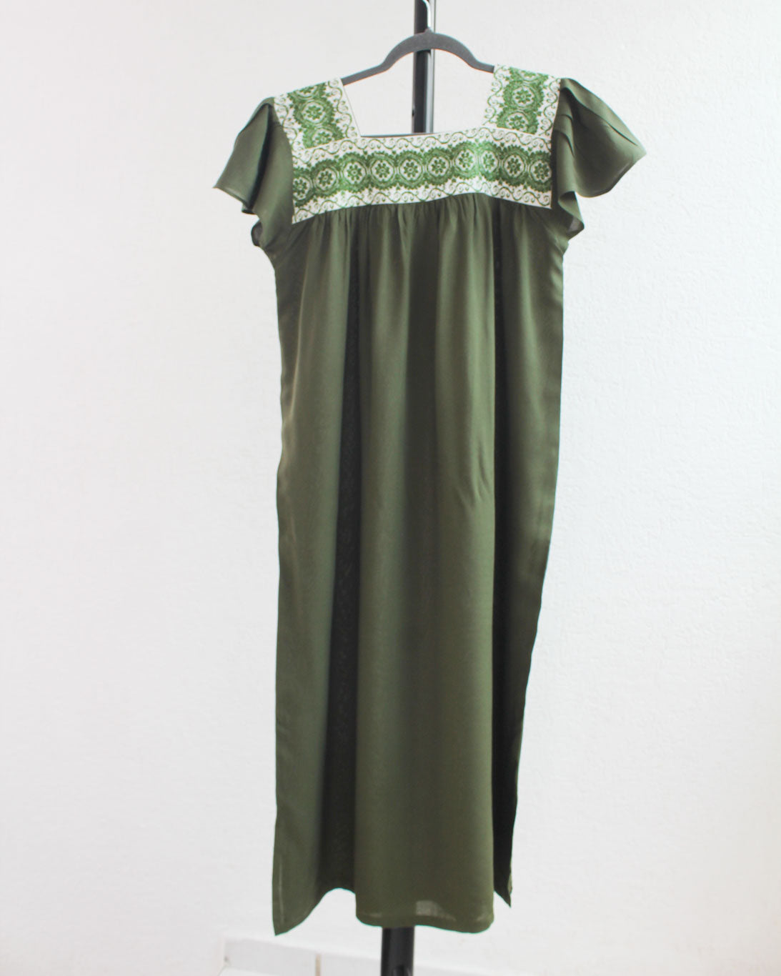 Vestido Tania Bordado Flores Verde Militar