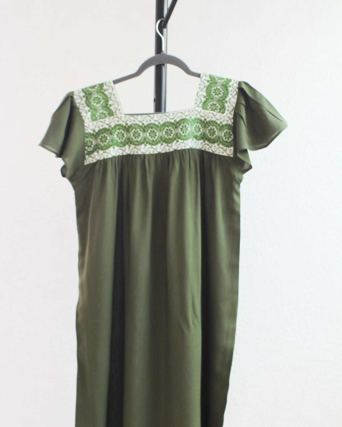 Vestido Tania Bordado Flores Verde Militar