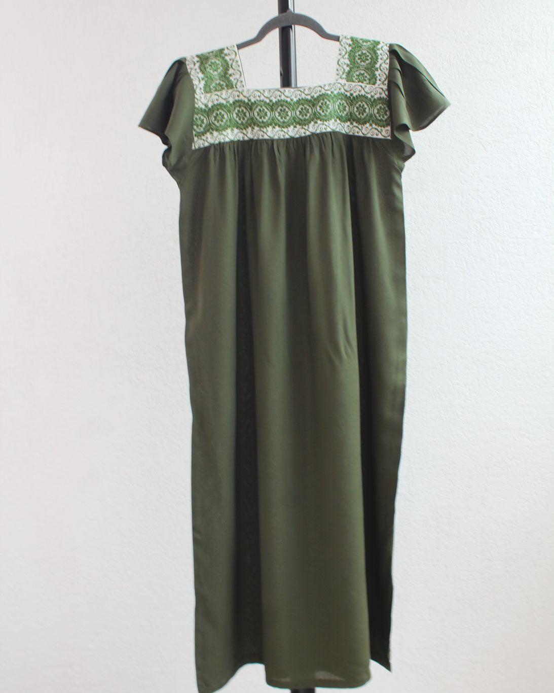 Vestido Tania Bordado Flores Verde Militar