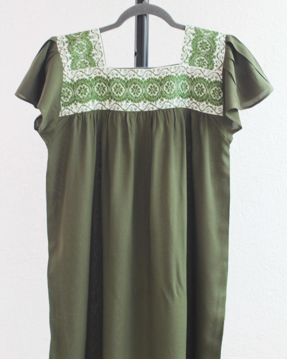 Vestido Tania Bordado Flores Verde Militar