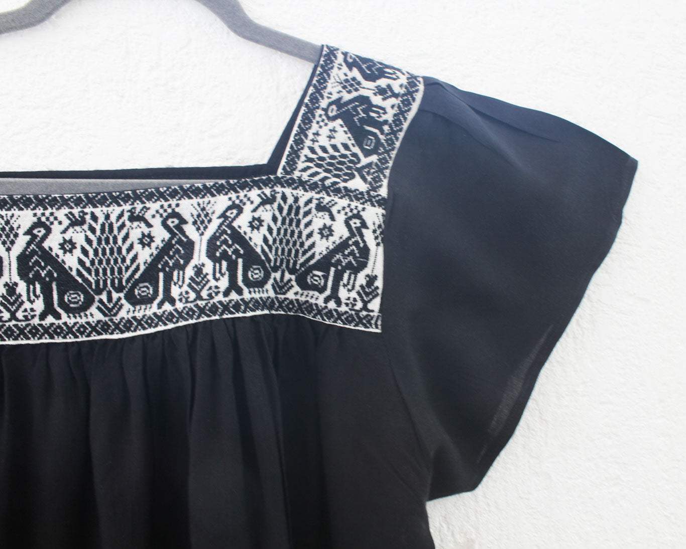 Blusa Bordada Tania Negro Pavo Reales L