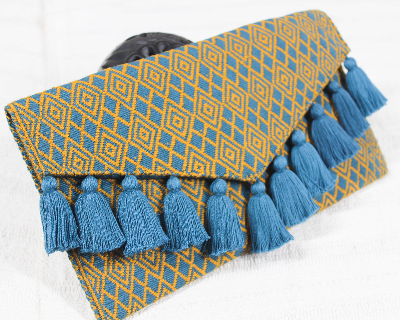 Clutch Artesanal "BATS’I LUCH" Mostaza Verde