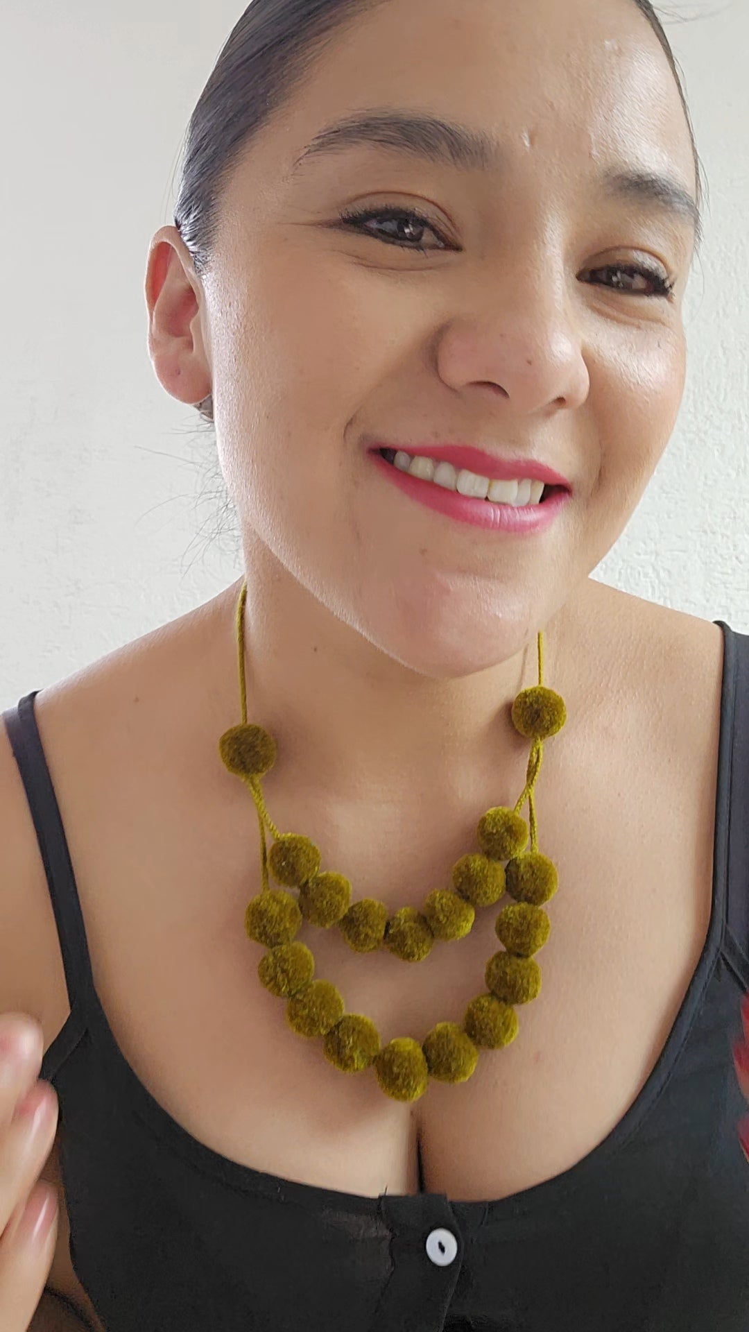 Collar pompones verde olivo
