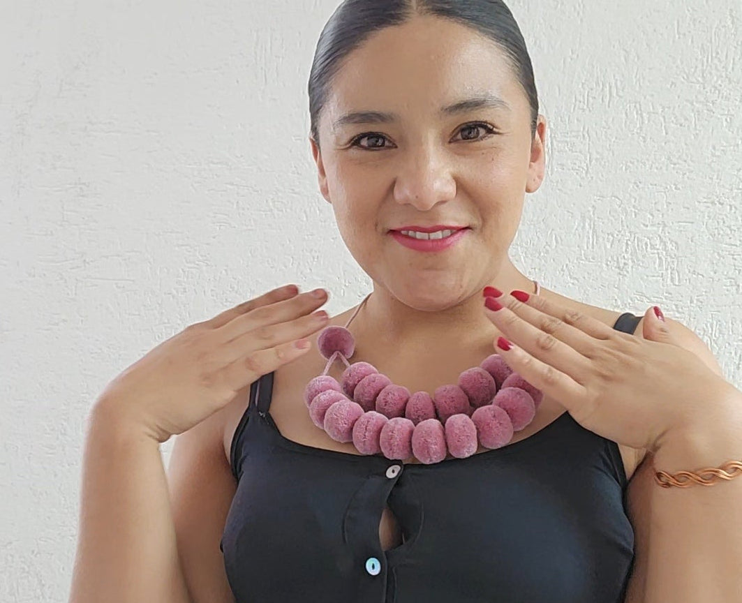 Collar pompones palo de rosa