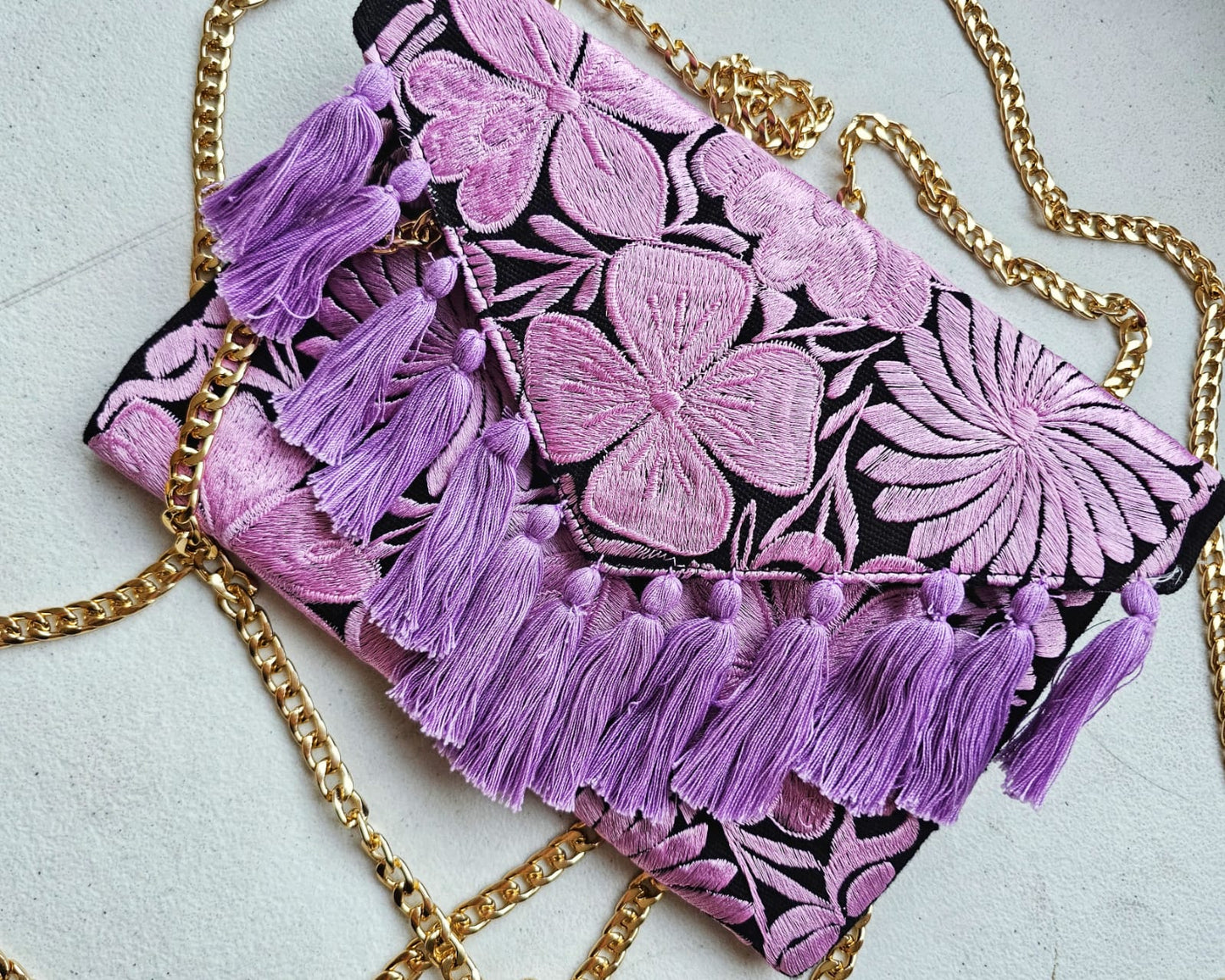 Clutch Bordado Negro y Lila Dorada