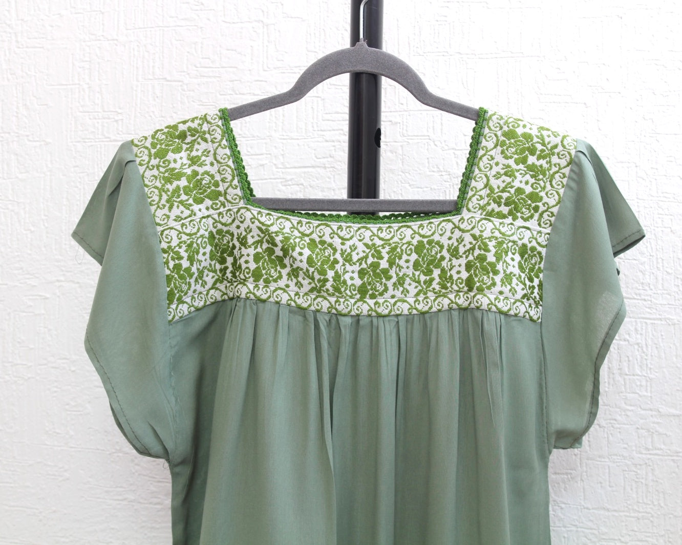 Blusa Bordada Tania Menta Rosas