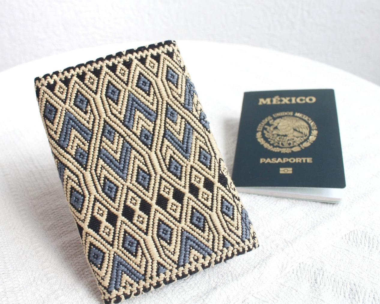 Porta Pasaporte Alas Beige Gris