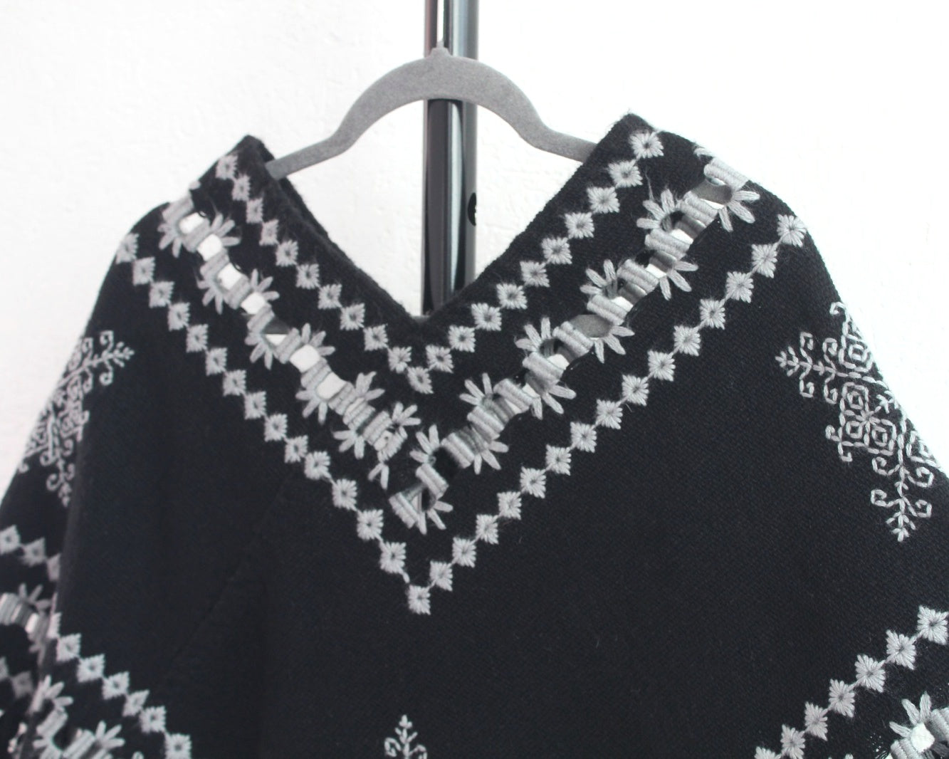 Mañanita Flores Negro Gris Bordado Mazahua