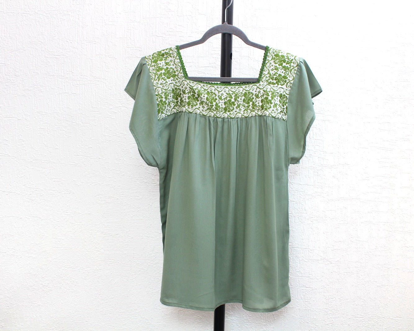 Blusa Bordada Tania Menta Rosas