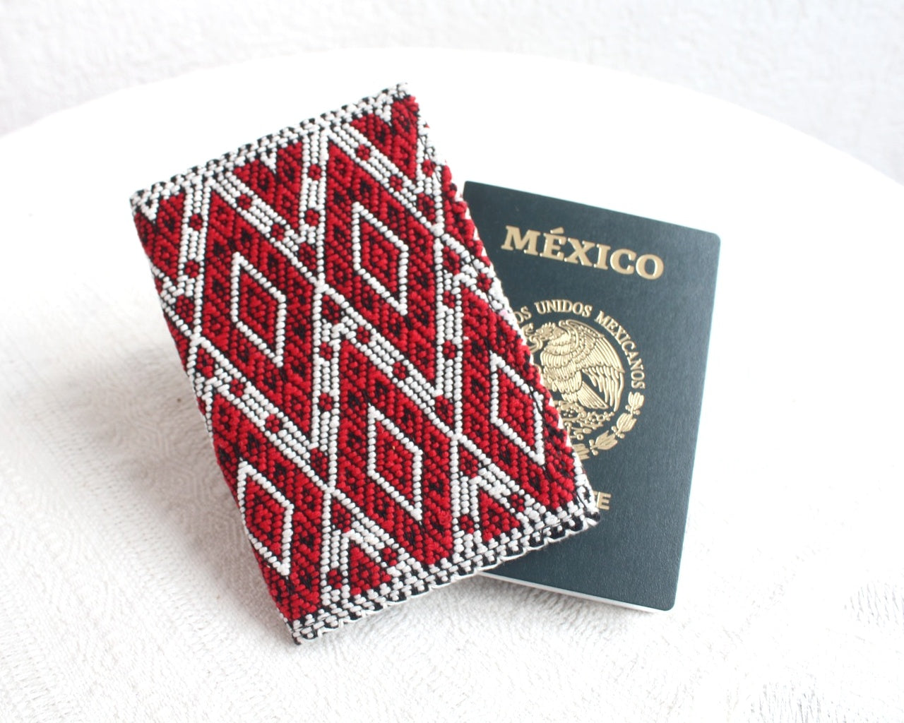 Porta Pasaporte Cosmo Rojo Negro