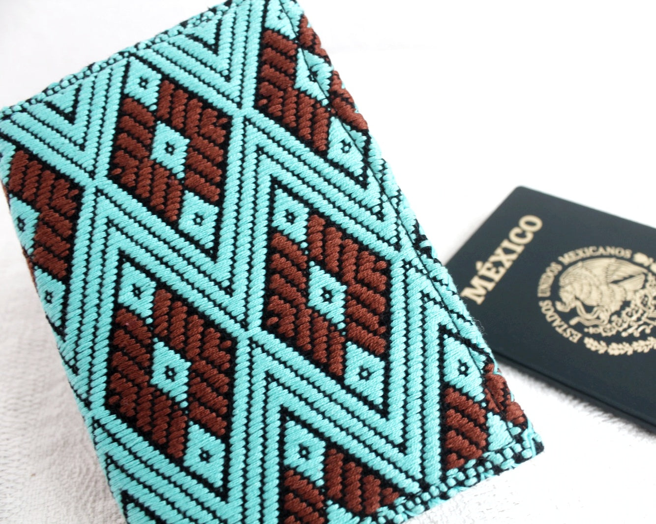 Porta Pasaporte Flores Turquesa Marrón