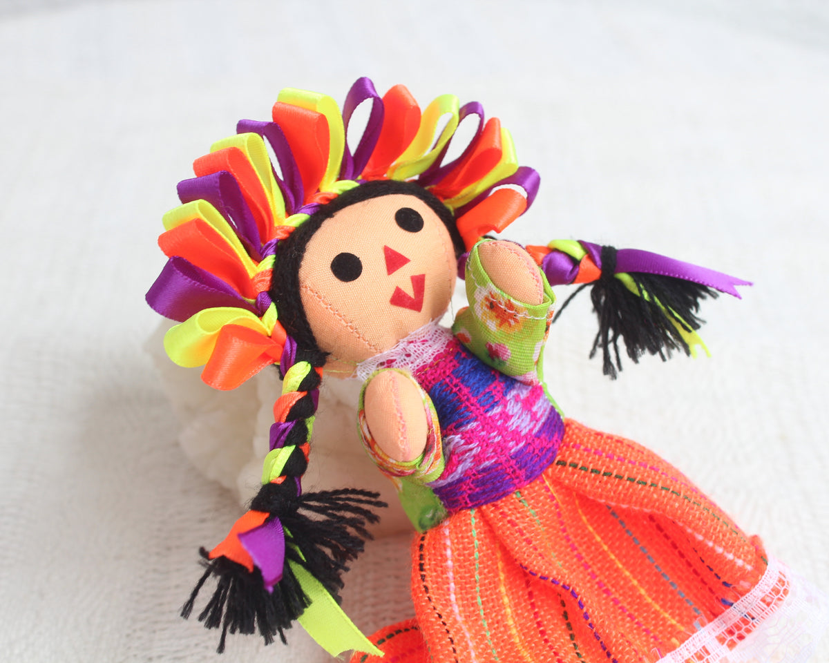 Muñeca Lelé Pequeña Naranja Amarillo Morado