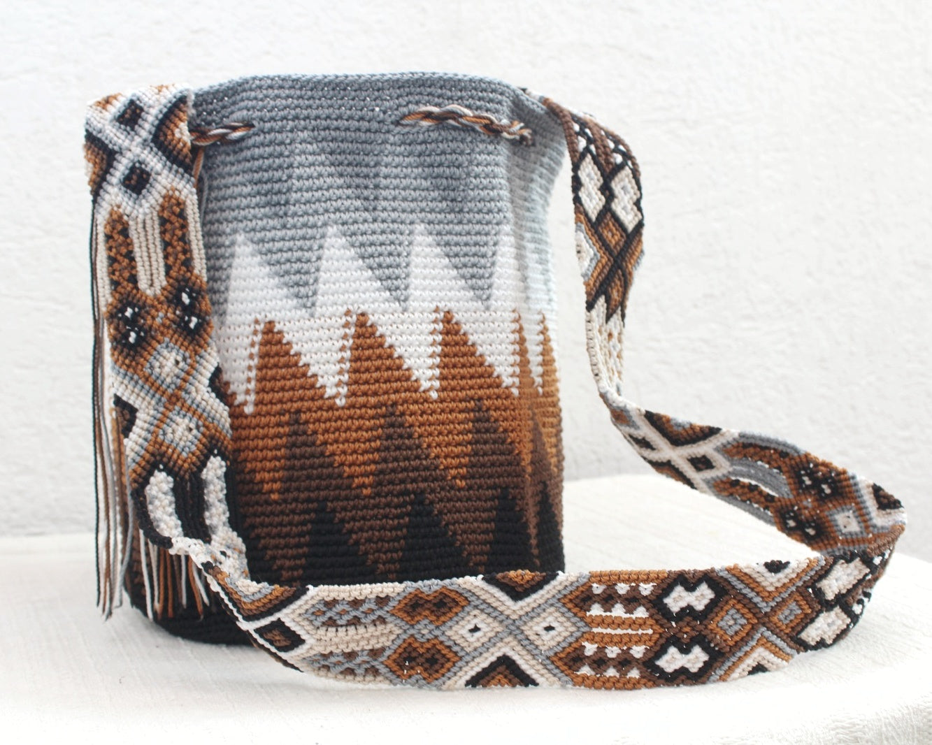 Bolso Morral Zig Zag Gris Blanco Café