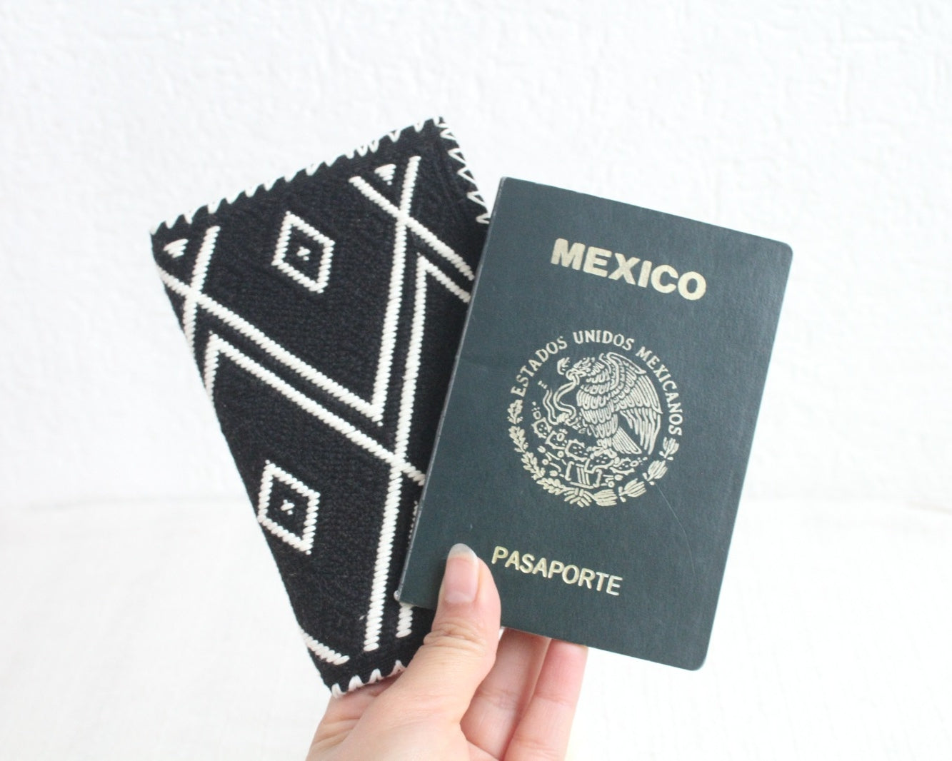 Porta Pasaporte Pejel Negro Blanco