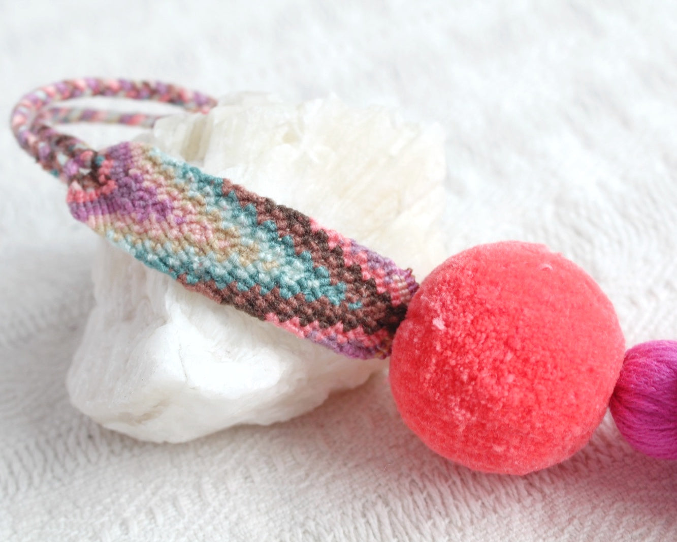 Campanitas, pompón y pulsera Coral