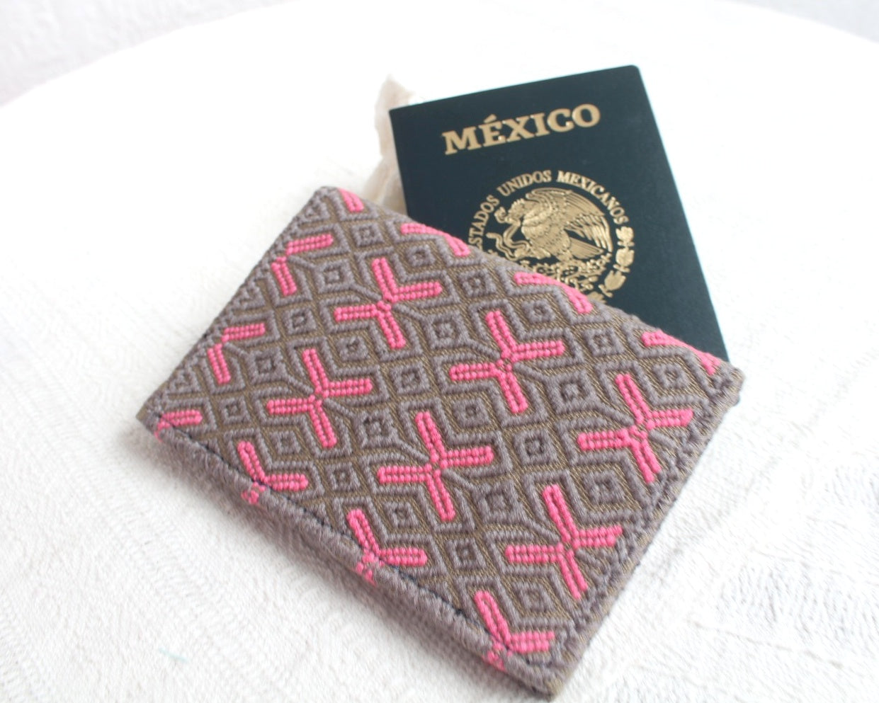 Porta Pasaporte Mariposas Gris Rosa