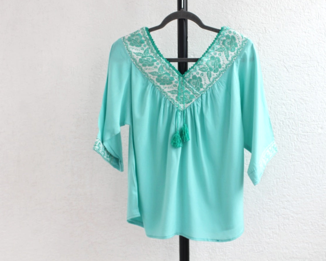 Blusa Cuello V Aqua Rosas