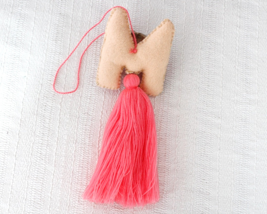 Letra bordada "M" Coral