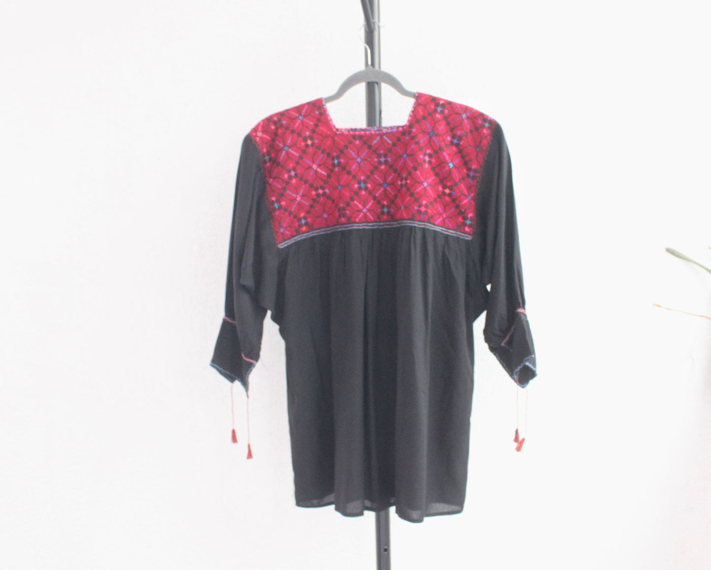 Blusa Cristina Punto de Cruz Negro Rojo