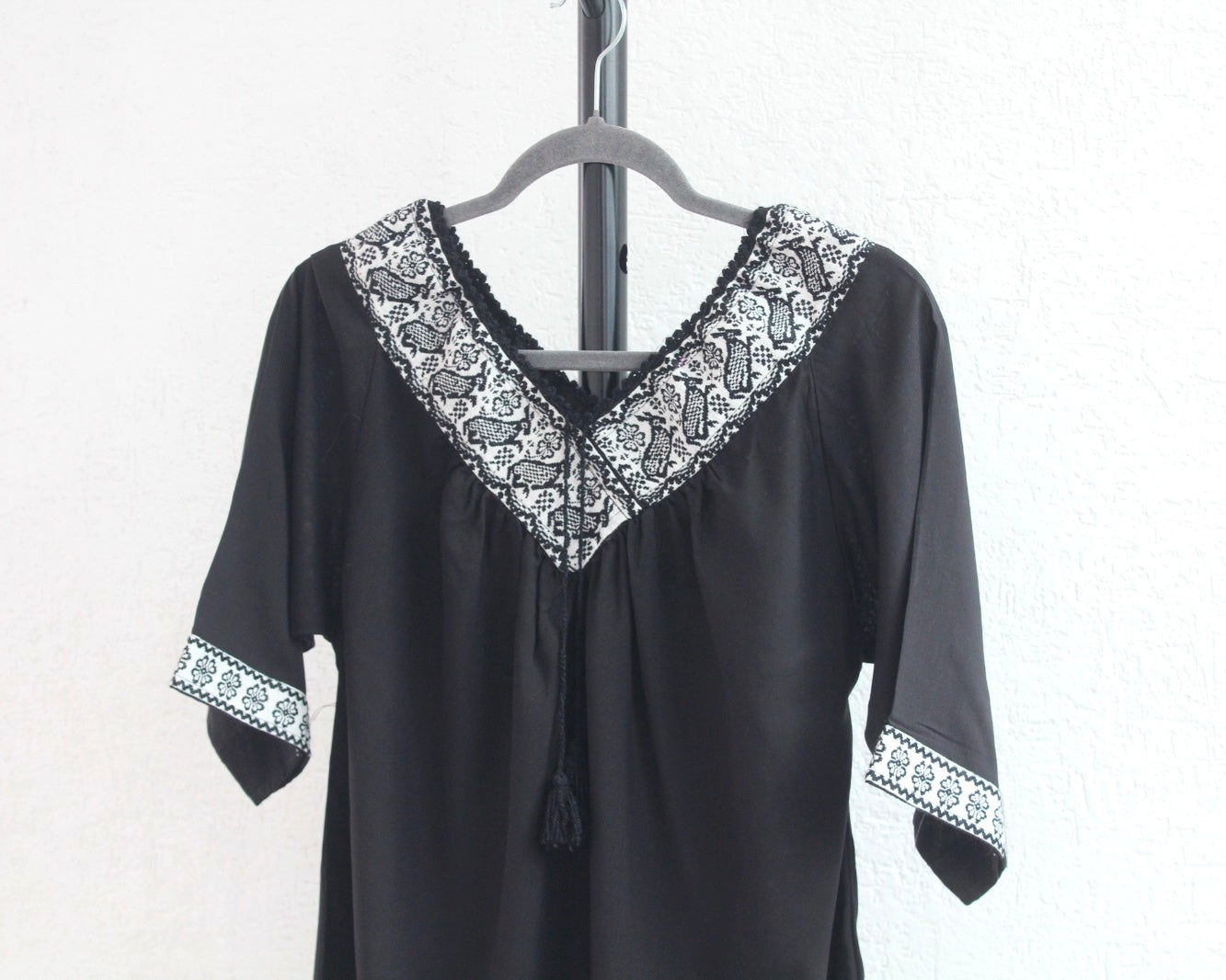 Blusa Cuello V Negro Conejos