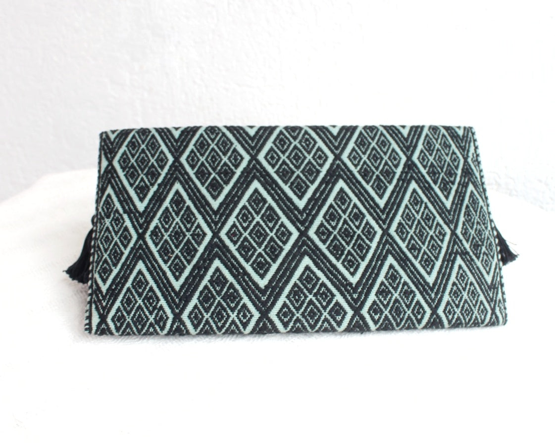 Clutch Artesanal "BATS’I LUCH" Negro Menta