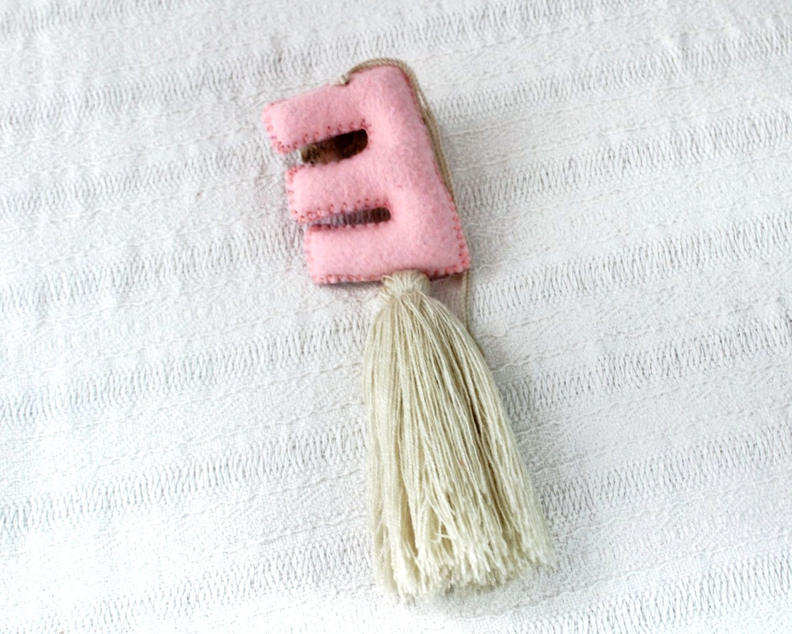 Letra bordada "E" Rosa Beige