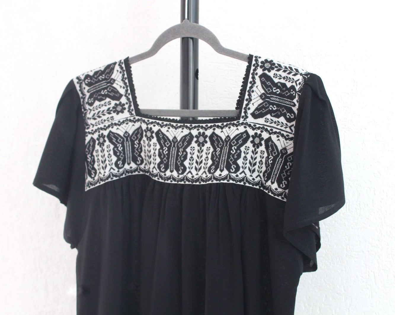 Blusa Bordada Tania Negro Mariposas M - L