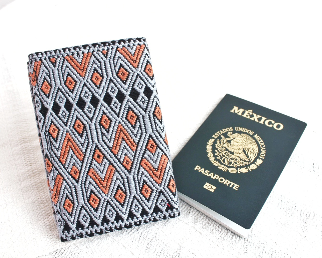 Porta Pasaporte Alas Gris Coral