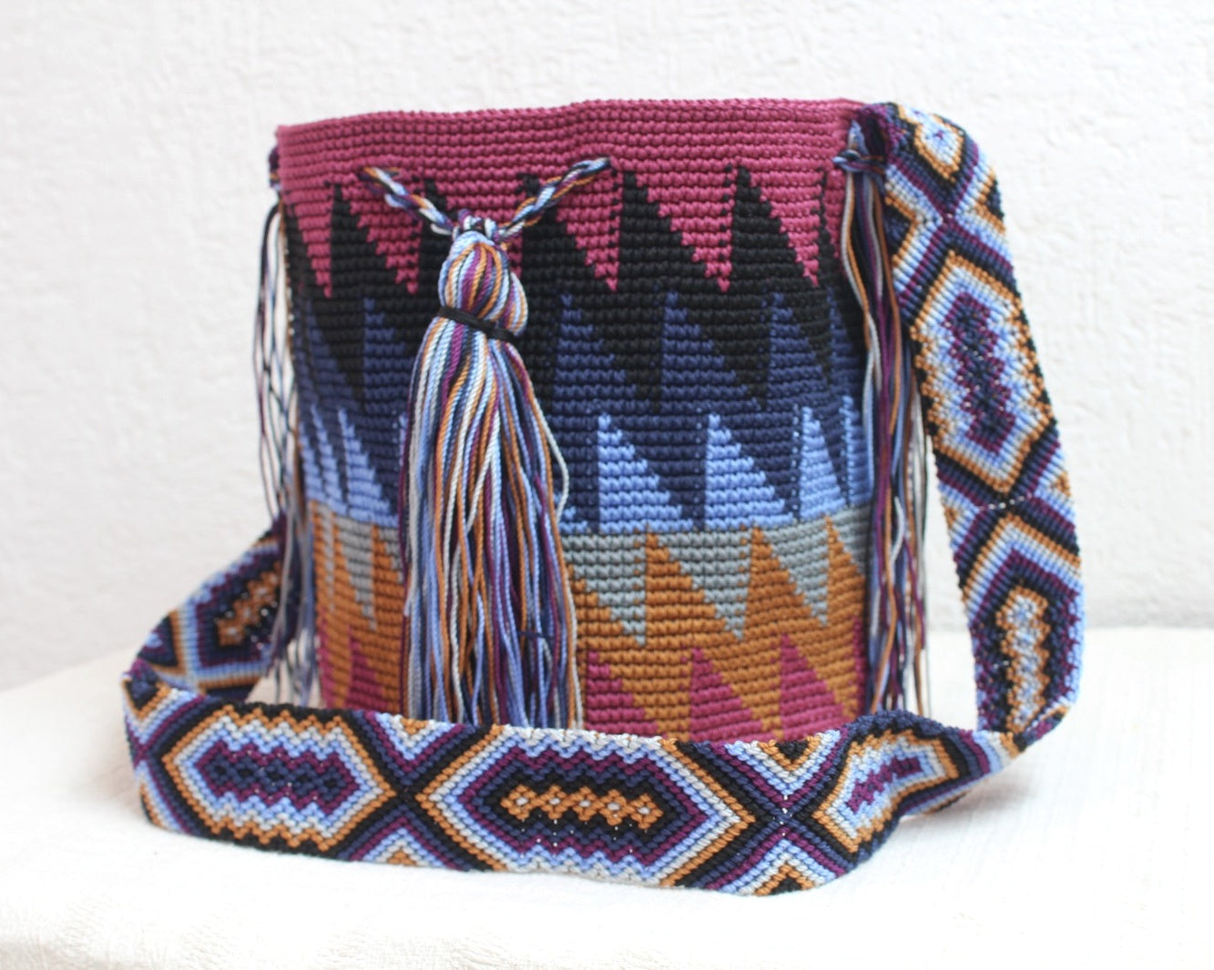 Bolso Morral Zig Zag Vino Azul Mostaza