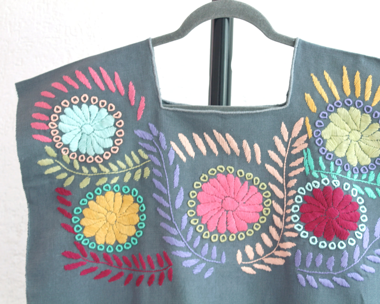 Top Flores Rococo Gris Colores