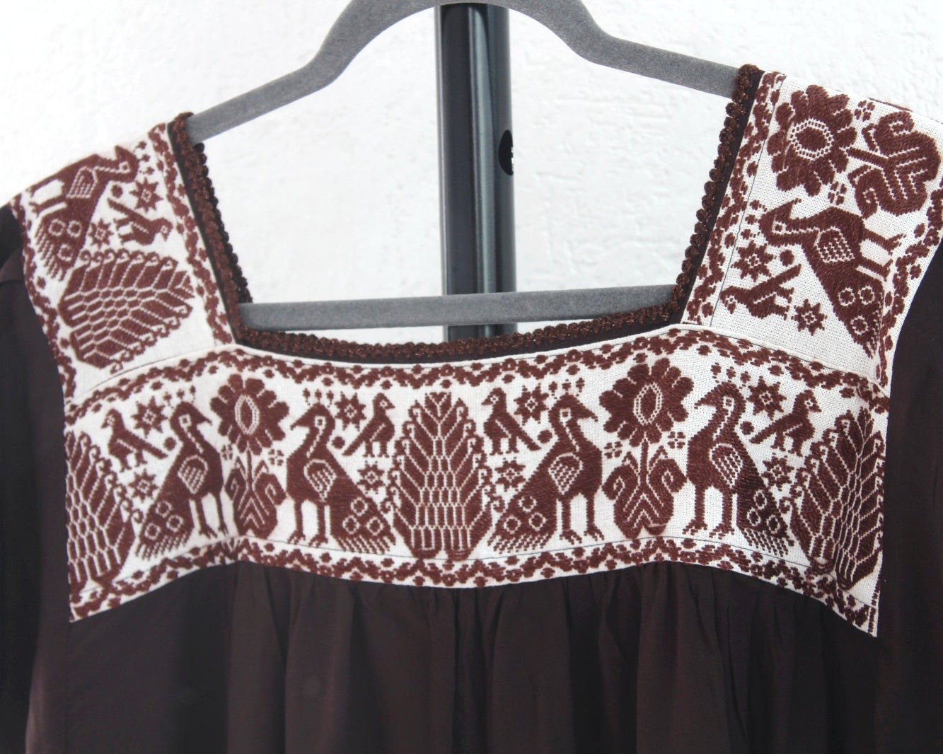 Blusa Bordada Tania Café Pavo Reales L - XL