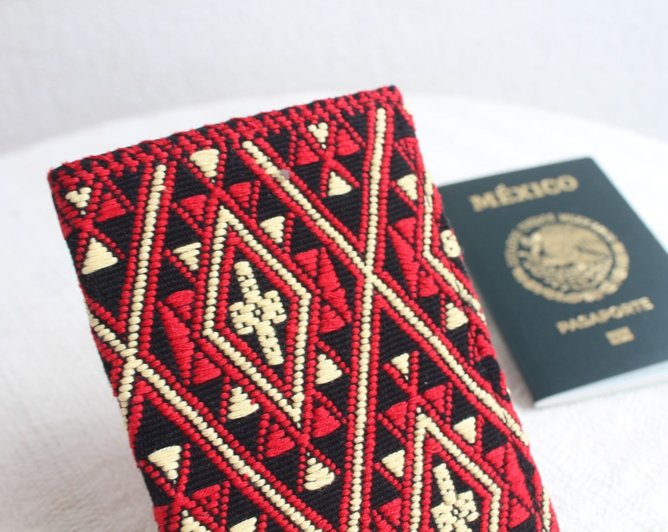 Porta Pasaporte Estrella Beige Rojo