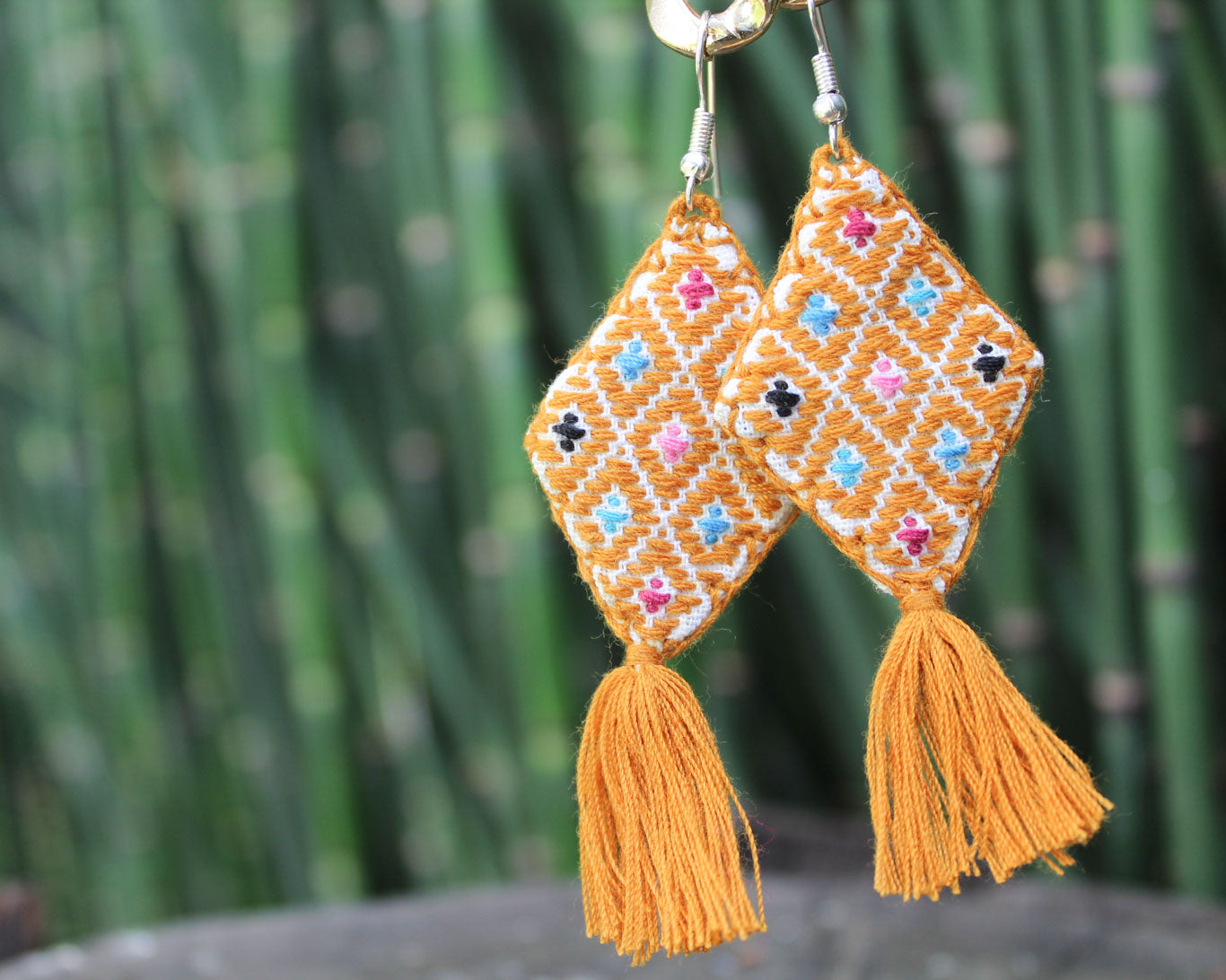 Aretes Cosmos Amarillo Mostaza