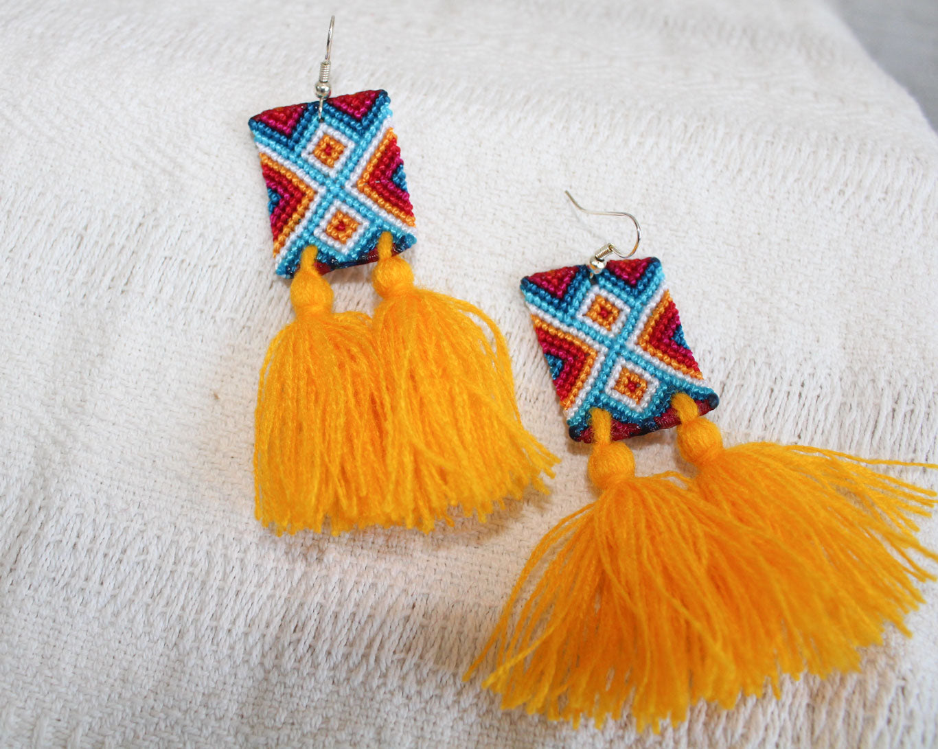 Aretes Rectángulos Tejidos Amarillos